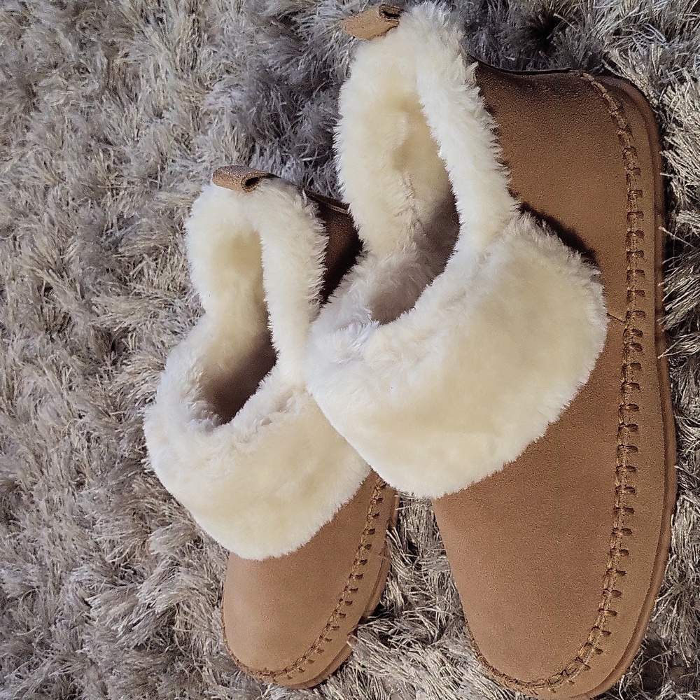 Minnetonka Tan Textured Sole - Picture 1 of 8